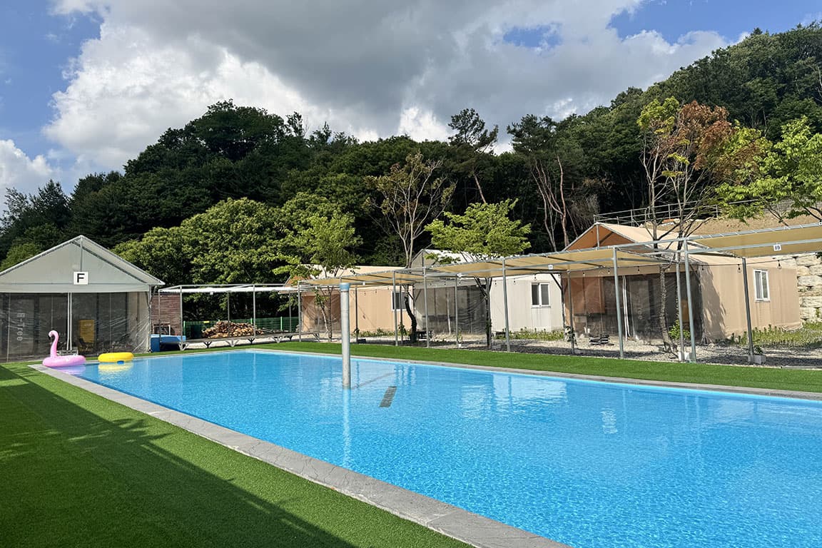 트리풀하우스 글램핑 풀빌라 수영장 이미지 2